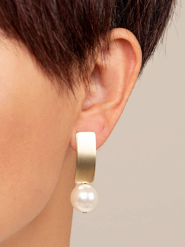 Matte Gold/Pearl Drop Earring