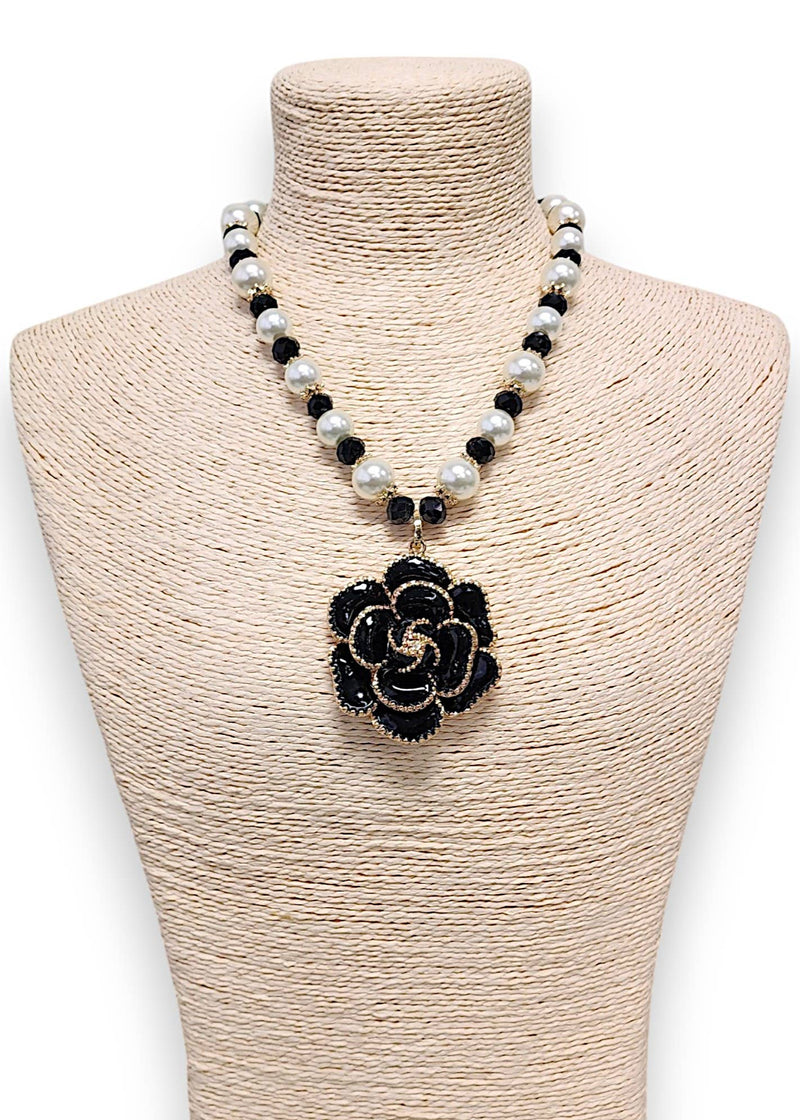 Black Flower Pearl Necklace