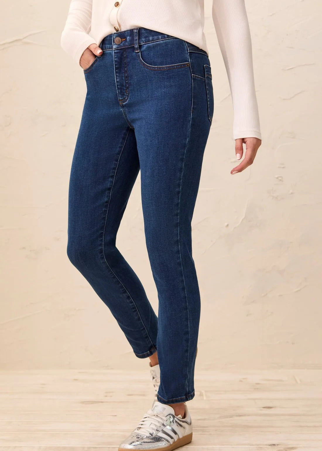 Sophia Curvy Hugging Slim Ankle Jeans